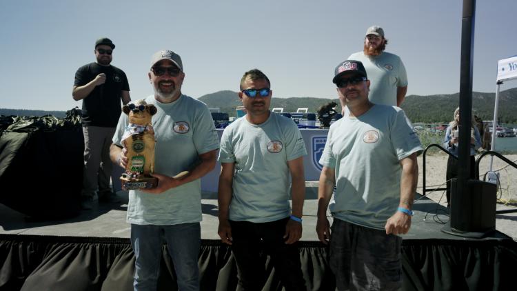 2025 FF50K 남자 1, 2, 3위 우승자 사진, 1위 우승자가 1위 곰 트로피를 들고 있습니다.