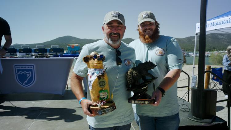 제1회 2025 FF50K 우승자 사진, 1위 우승자가 1위 곰 트로피와 최대 어획량 트로피를 들고 있습니다.